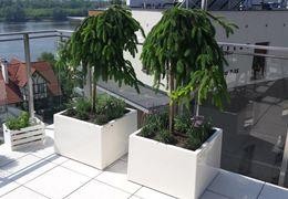 Aranżacja tarasu, balkonu i ogrodu – pomysły na donice aluminiowe